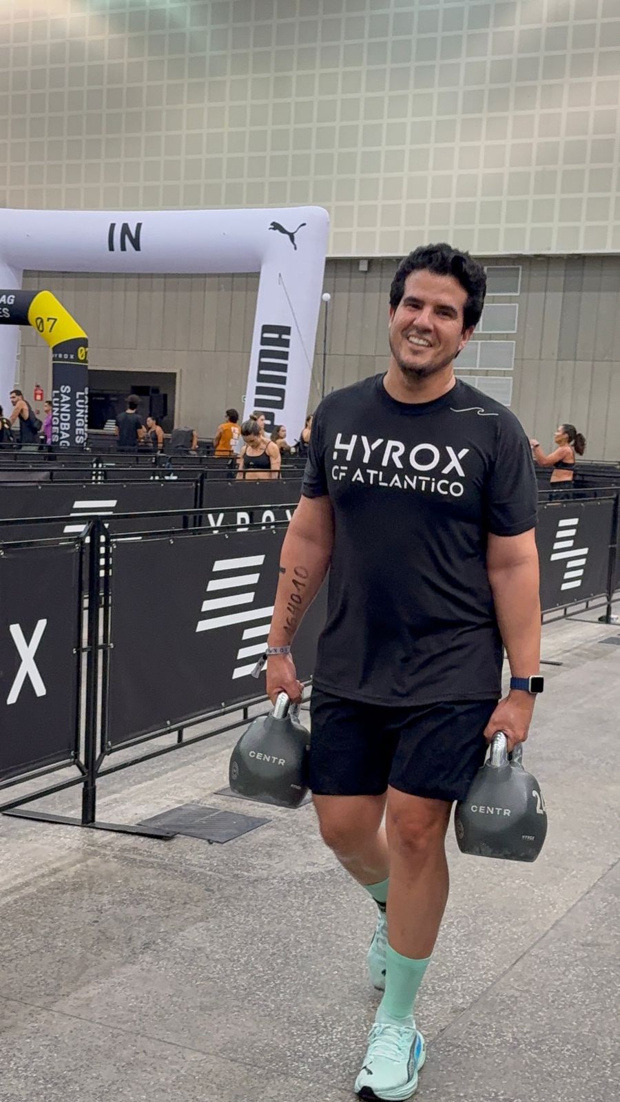 Atleta do CF Atlântico no farmers carry com kettlebells