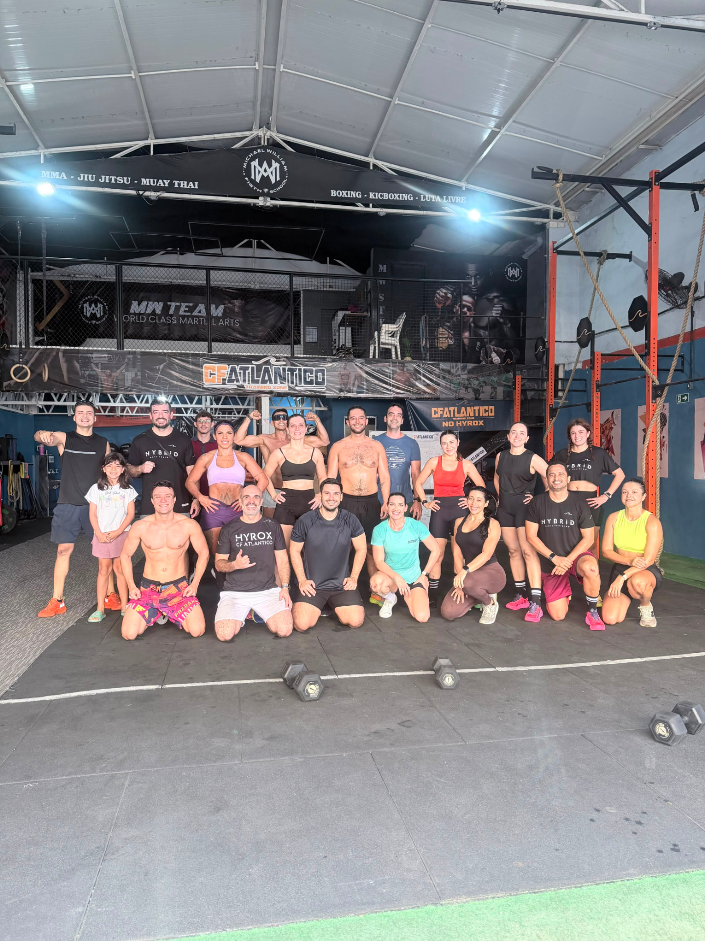 Turma do CF Atlântico reunida no box após o treino